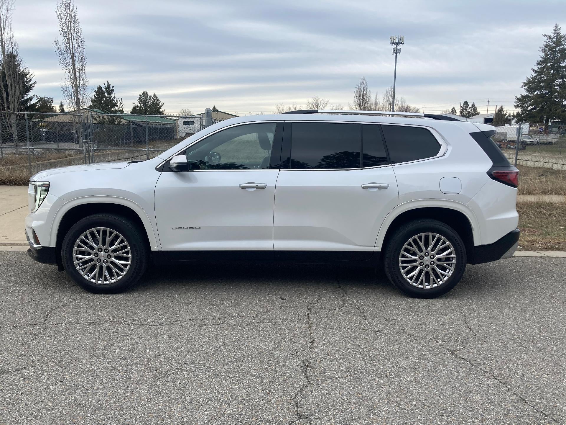 2024 GMC Acadia Power Lumbar Memory Heated and Cooled Seat, Panoramic Sunroof, Luxury Package