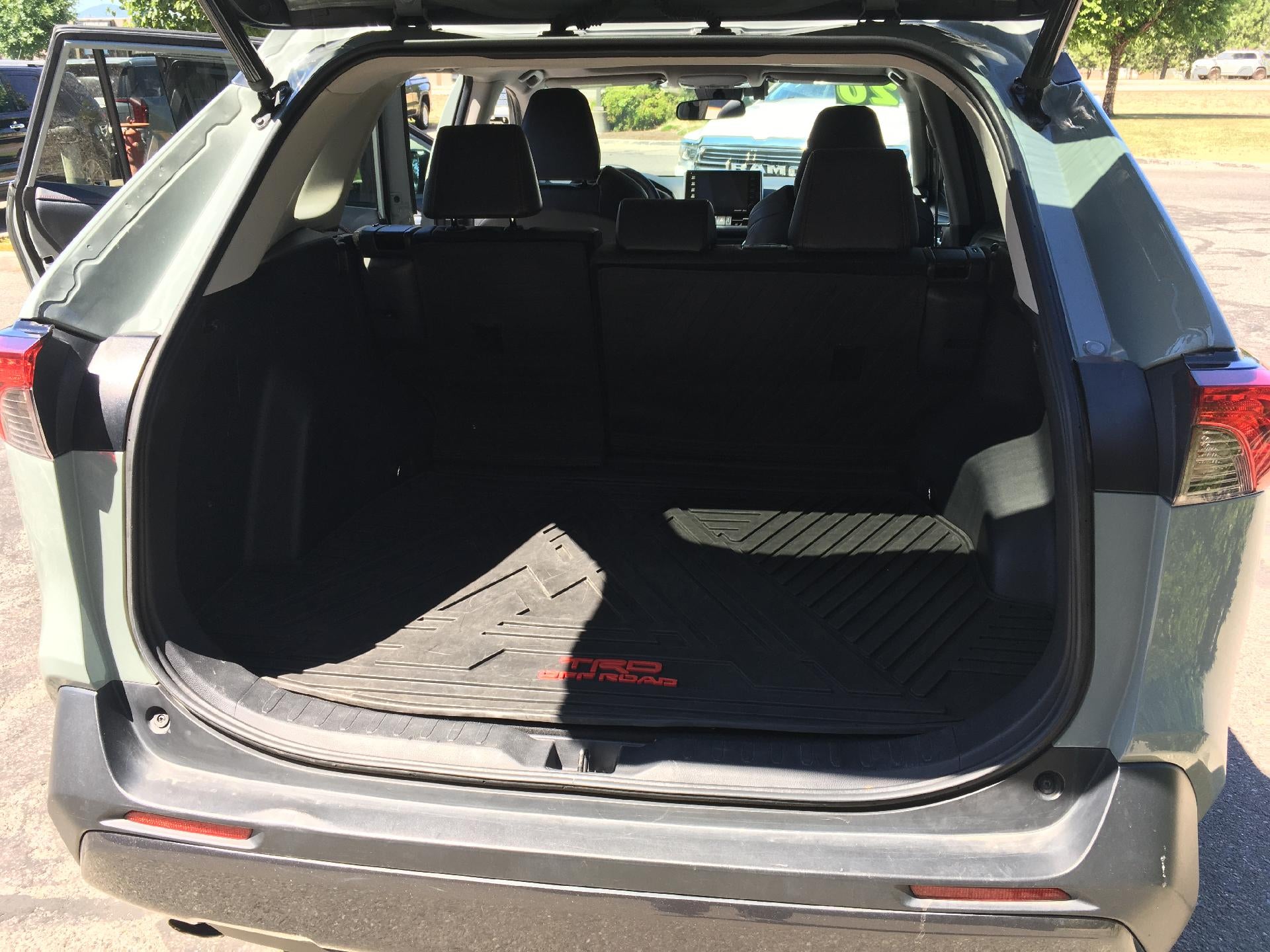 2020 Toyota RAV4 Power Lumbar Seat, Back Up Camera, Keyless Entry