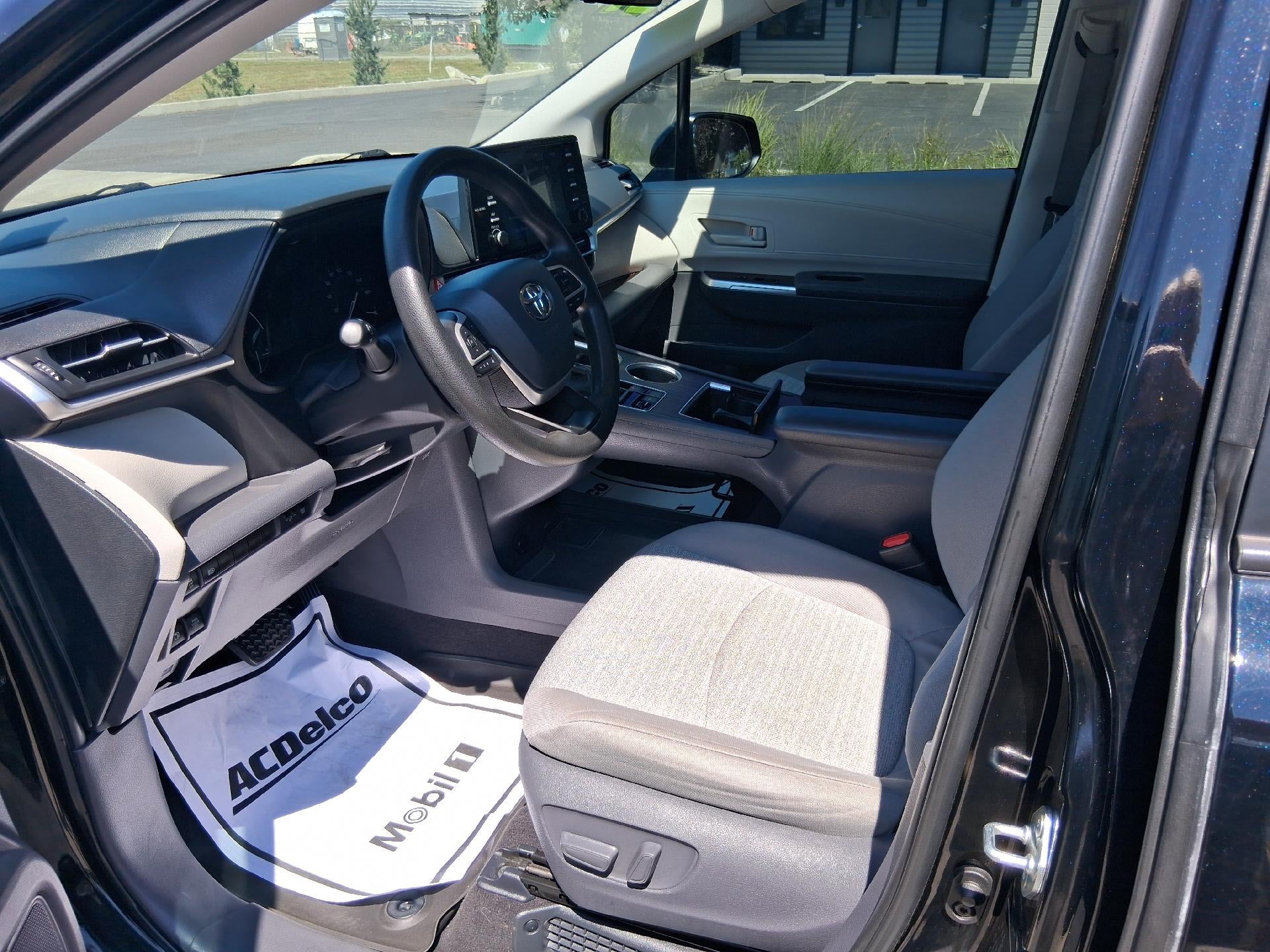 2021 Toyota Sienna Power Seat, Back Up Camera, Cruise Control, Keyless Entry