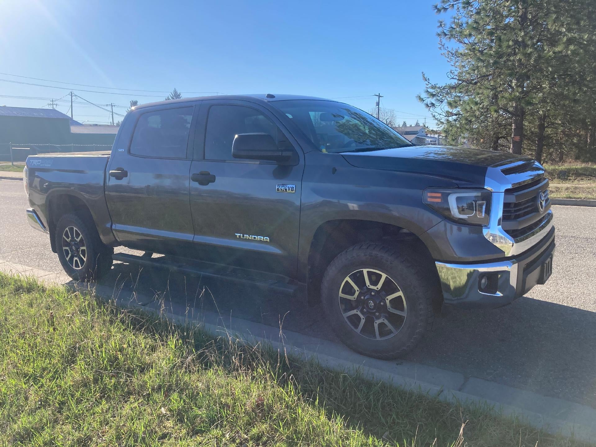 2015 Toyota Tundra 4WD Truck SR5, Cruise Control, Keyless Entry, Back Up Camera, Tonneau Cover